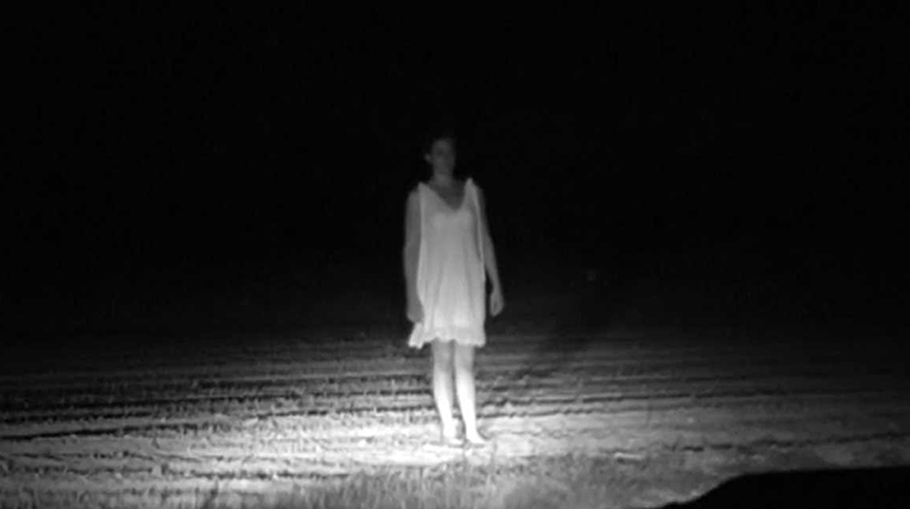 fantoma-in-noapte-pe-un-drum