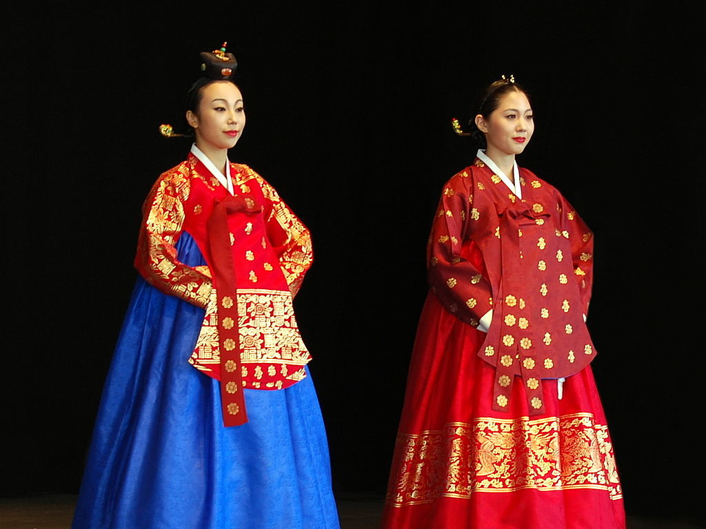 Foto de Caspian blue. Femei din Coreea în costume regale. Sursă Wikipedia.