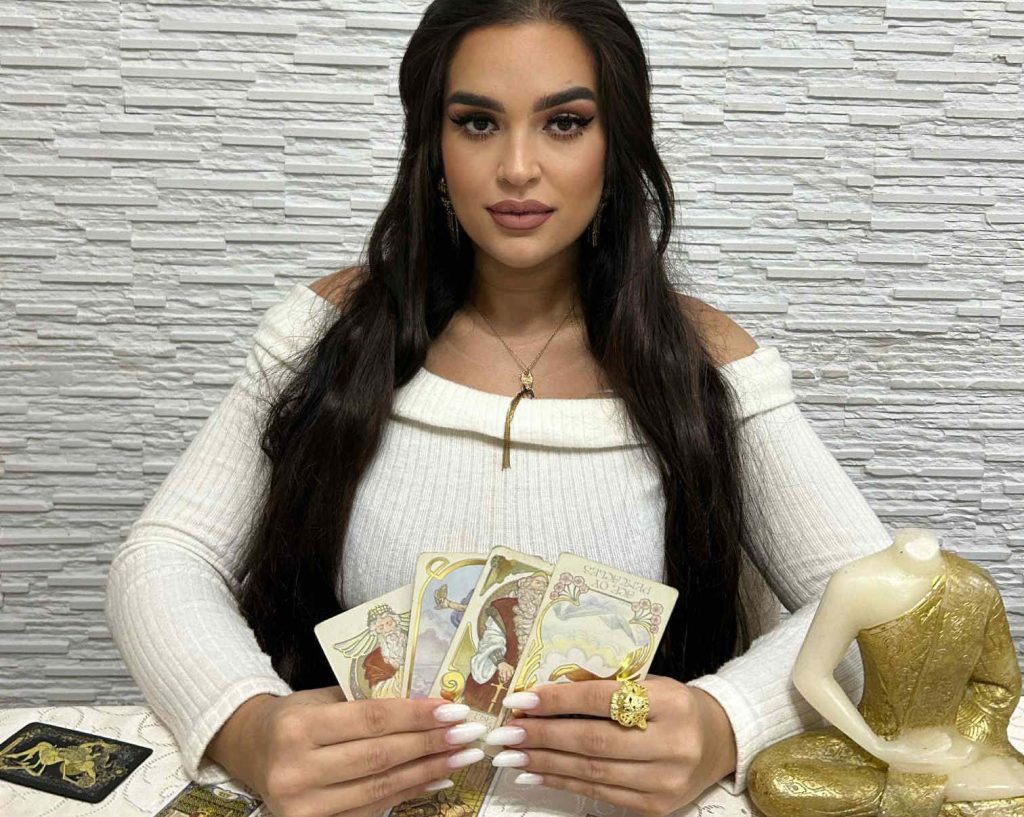 Adelina Maestra Tainelor Nevăzute