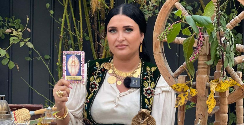 Experta în cartomanție Lucia